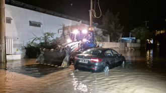 Bodrum'da sel baskını; 11'den fazla evi su bastı, otomobilde mahsur kalan belediye personelleri kurtarıldı