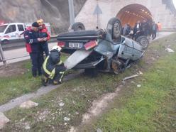 Tünel çıkışında otomobilin bariyere çarptığı kaza kamerada; 1 yaralı