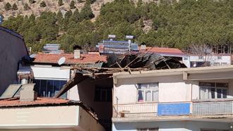 Adıyaman'da fırtına nedeniyle bazı evlerin çatıları uçtu