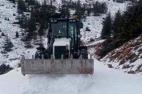 Toroslar’da karın kapattığı yollar açılıyor