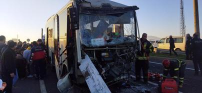 Manisa'da servis midibüsü ile TIR çarpıştı: 22 işçi yaralı