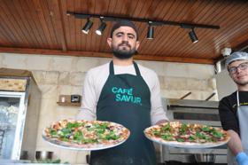 Mardin’de kafeye dönüştürülen tarihi hükümet konağında ziyaretçilerin tercihi, Finlandiya usulü Savur pizzası