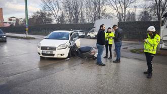 İnegöl'de otomobille çarpışan motosikletin sürücüsü yaralandı