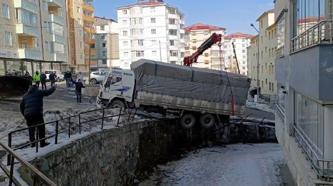 Buzda kayan kamyon, derenin duvarında asılı kaldı