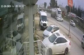 TIR, çarptığı otomobili 150 metre sürükledi; o anlar kamerada