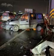 Gebze'de bariyerlere çarpan hafif ticari araca otomobil çarptı