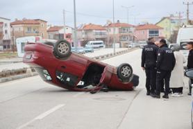 Karaman'da devrilen otomobilin sürücüsü yaralandı