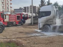 Mardin'de park halindeki TIR'da çıkan yangın söndürüldü