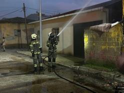 İzmir'de ikinci yangın faciasından dönüldü; ev yangınında mahsur kalan 6 çocuğu mahalleli kurtardı