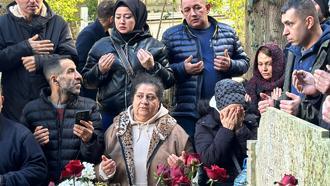 İstanbul - Ferdi Tayfur’un kabri sevenlerinin akınına uğradı