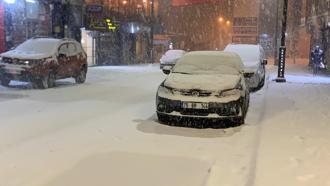 Ardahan ve Kars'ta soğuk hava yerini kar yağışına bıraktı