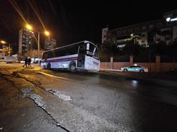 Özel halk otobüsü, su borusunun patlamasıyla oluşan göçüğe düştü