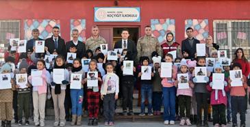 Şehit Jandarma Astsubay Çavuş Ömer Faruk Darbaş’ın ailesinden, öğrencilere atkı ve bere hediyesi