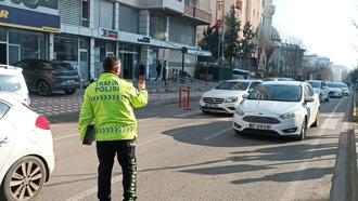 Batman'da yolun karşısına geçerken otomobilin çarptığı yaya yaralandı