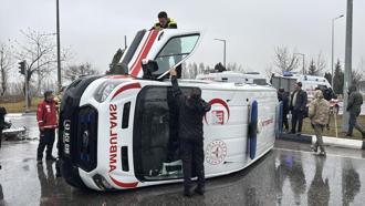 Kütahya'da otomobil ile ambulansın çarpıştığı kazada 4 kişi yaralandı