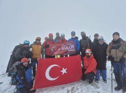 Kar ve sis altında Gürlevik Dağı'na tırmandılar