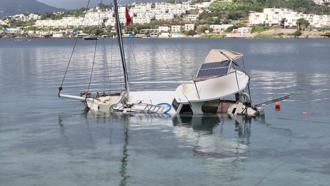 Bodrum'da kuvvetli rüzgarda sürüklenen ahşap tekne su alıp, battı