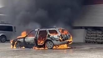 Hatay'da seyir halindeki otomobil yandı