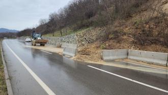 Düzce'de heyelan nedeniyle yolun tek şeridi ulaşıma kapandı