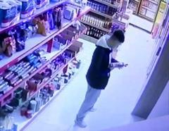 Marketten hırsızlık anları kamerada