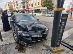 Aydınlatma direğine çarpan otomobilin sürücüsü yaralandı