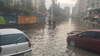 Kızıltepe'de sağanak; yollar göle döndü