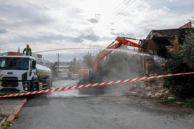 Yenişehir Belediyesi metruk binaları yıkmaya devam ediyor