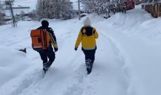 Yolu kapalı köyde hastalanan 6 aylık bebeğe, paletli ambulansla ulaştılar