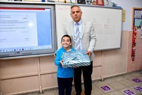 İlçe milli eğitim müdürü sınıf başkanının vaadini yerine getirdi