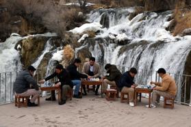 Çevre bilinci için şelale yakınındaki çöpleri toplayıp, satranç oynadılar