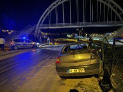 Derik'te otomobil refüje çıktı: 1 yaralı