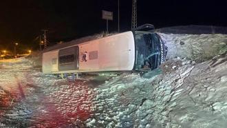 Yozgat'ta yolcu otobüsü şarampole devrildi: 6 yaralı