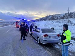 Çorum'da yol kenarındaki bariyere çarpan otomobilin sürücüsü yaralandı