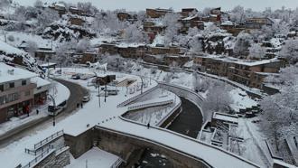 Tarihi dokusu gün yüzüne çıkarılan kar altındaki Bitlis, havadan görüntülendi