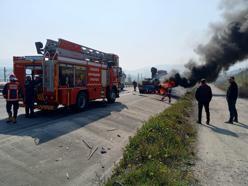 Sakarya'da iş makinesi taşıyan tırda yangın