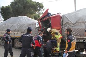 Manisa'da TIR, başka bir TIR'a çarptı; şoförü yaralandı