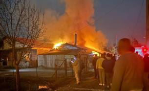 Sakarya'da, komşularını öldüren baba ile oğlunun evinde yangın