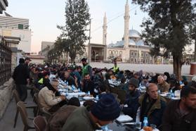 Mobil aşevi ile Humus halkına iftar yemeği
