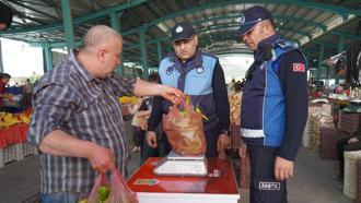 Tarsus’ta semt pazarlarında tartı kontrol noktası