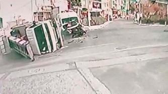 Üç Araçlı Kaza: Otomobil, Minibüs ve Kamyonet Çarpıştı