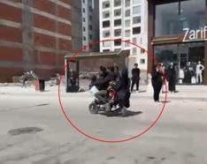 Motosiklette 3’ü çocuk 5 kişinin tehlikeli yolculuğu kamerada