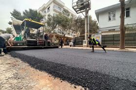 Bayram öncesi mağduriyet yaşamaması için gözde sokağa geçici asfalt serimi