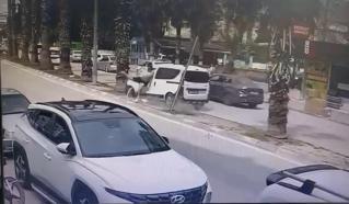 Hafif ticari araç önce refüjdeki yayaya, ardından da ağaca çarptı; kaza anı kamerada