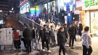 İstanbul - Şirinevler'de baklava almak isteyenler tatlıcının önünde kuyruk oluşturdu