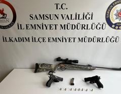 Durdurulan araçta silah ele geçirildi; 2 gözaltı