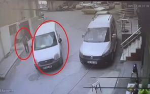 El freni çekilmeyince hareket eden hafif ticari araç, kaldırıma çıktı; o anlar kamerada