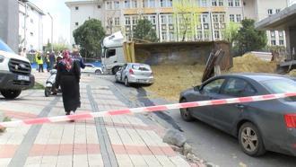 İstanbul- Bağcılar'da hafriyat kamyonu otomobilin üzerine devrildi