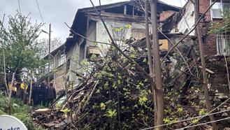 Tekirdağ'da 2 katlı boş ahşap ev çöktü