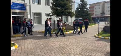 Kadın profili kullanıp açtıkları sahte hesaplarla 500 milyon liralık vurgun yaptılar