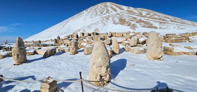Nisan'da Nemrut Dağı'nda Turistlere Kar Sürprizi